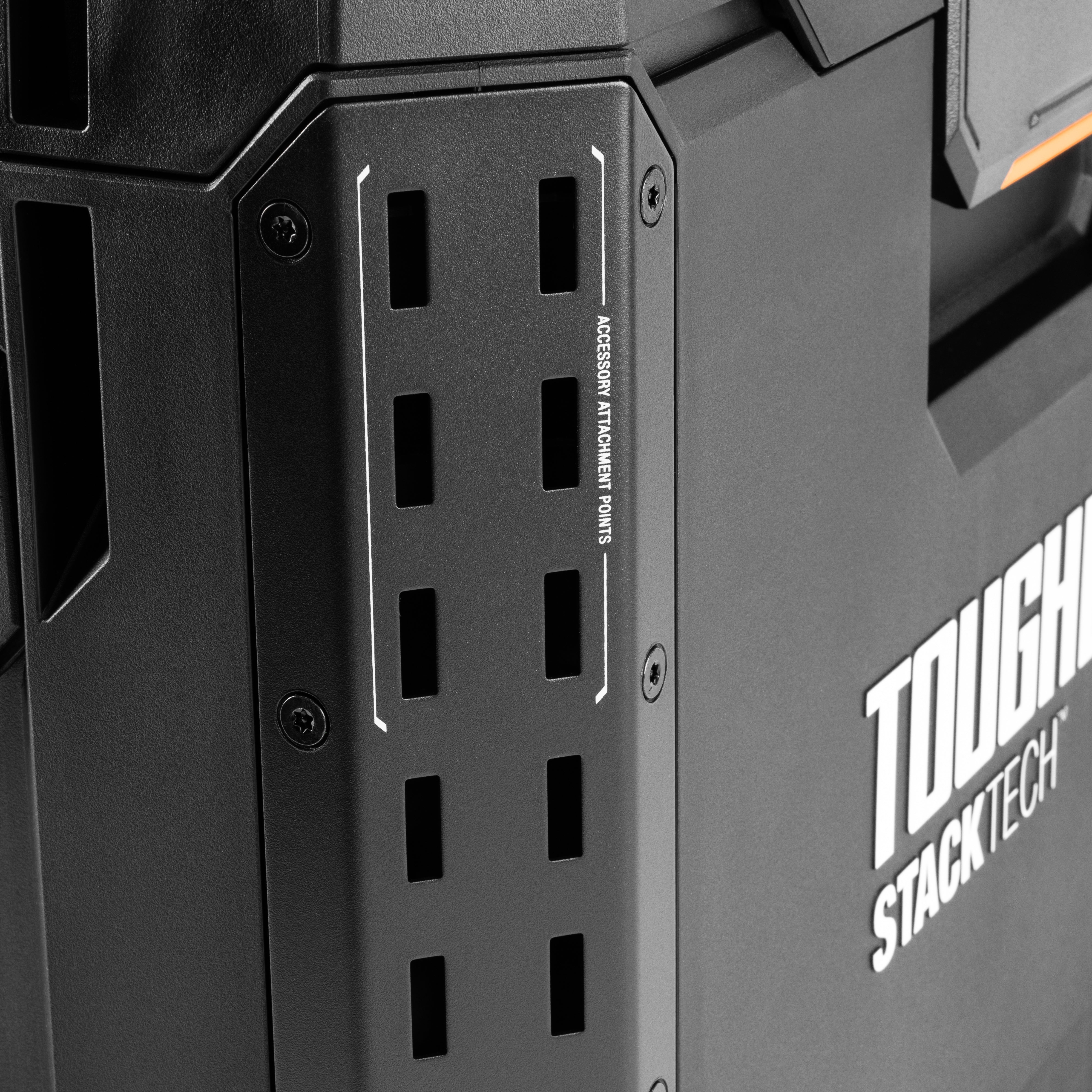STACKTECH Campingbox TB-B1-B-30 für Outdoor-Enthusiasten: Schnell zugänglich, sicher, robust, mit individueller Anpassbarkeit und praktischer Verriegelung.