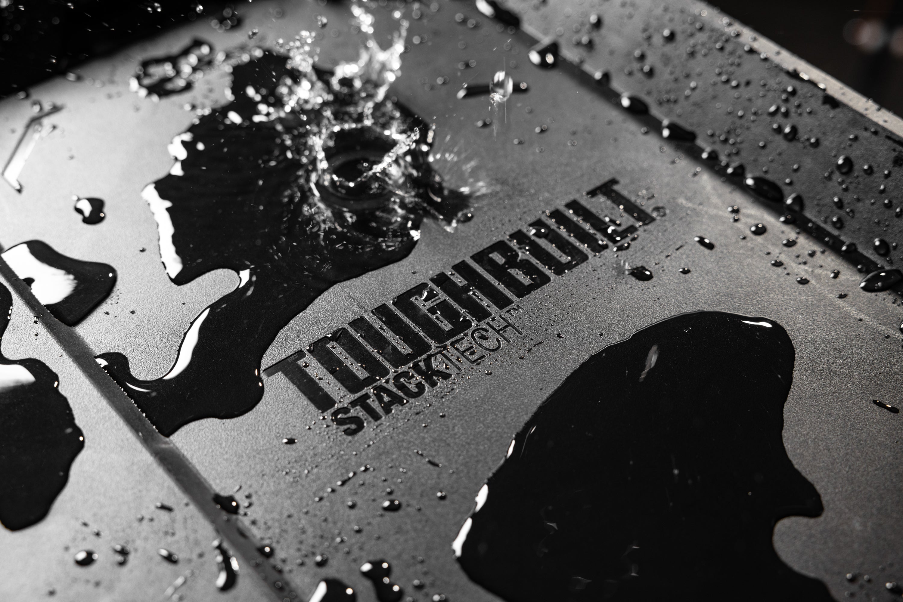 STACKTECH Campingbox TB-B1-B-50 für Outdoor-Aktivitäten: Schnell zugänglich, sicher, robust und individuell anpassbar für effektiven Transport.