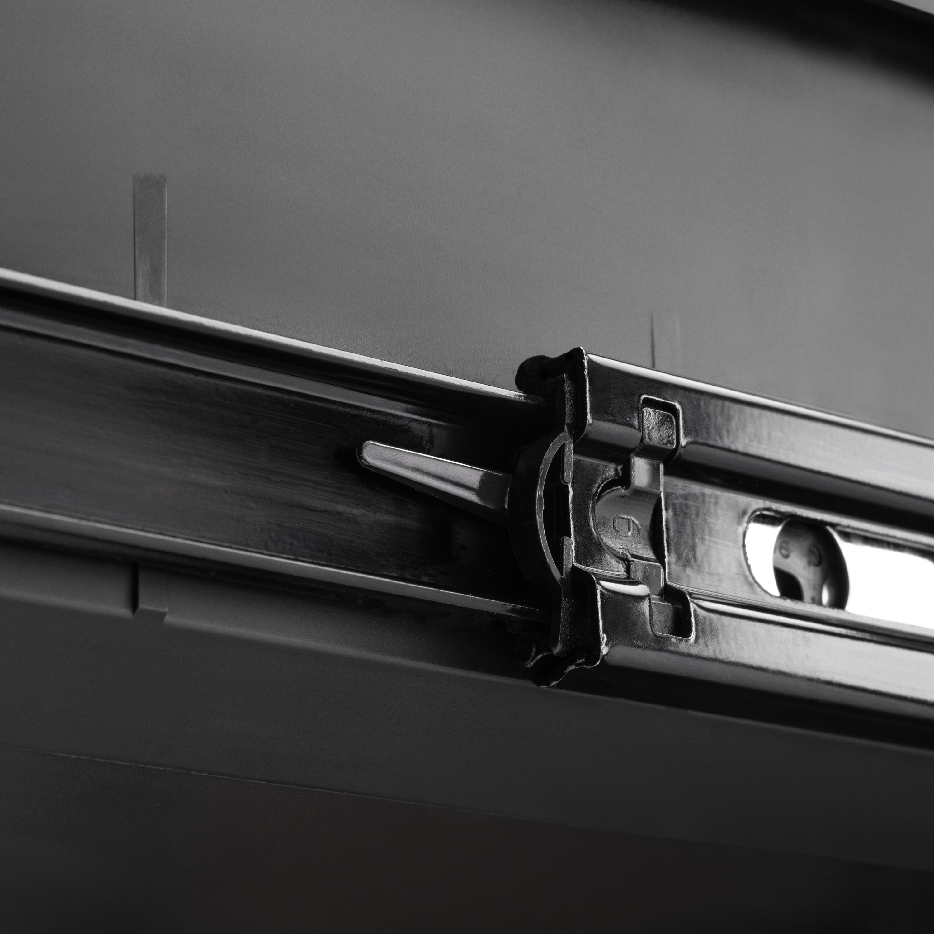 STACKTECH Campingbox mit 3 Schubladen TB-B1-D-70-3. Schnellzugriff, robuste Bauweise, IP65, stahlverstärkter Deckel, modular anpassbar für Outdoor-Aktivitäten.