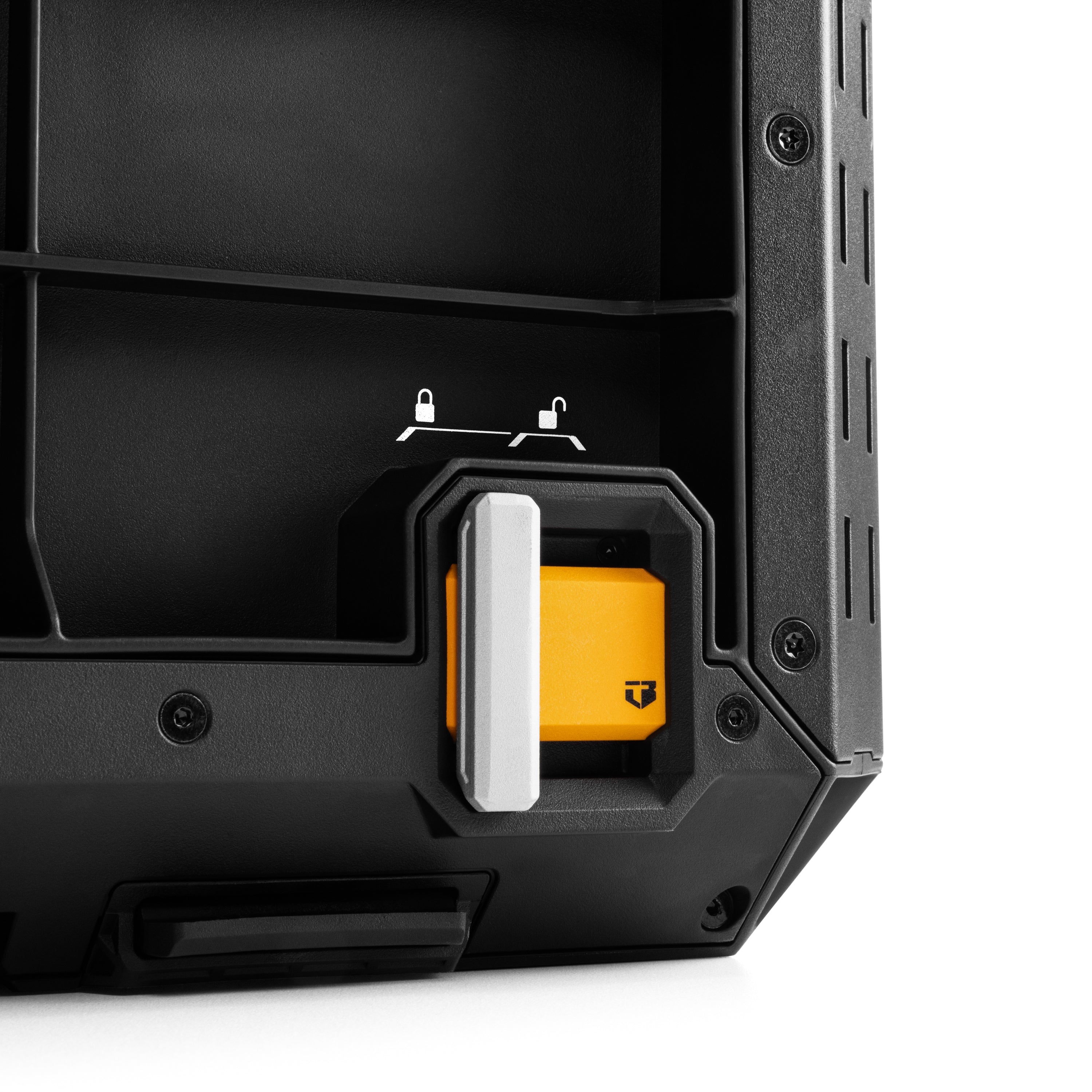 Robuste StackTech Outdoor-Kiste für Camping mit großem Stauraum, schiebeschaltergesteuerter Verriegelung und flexibler Organisation.