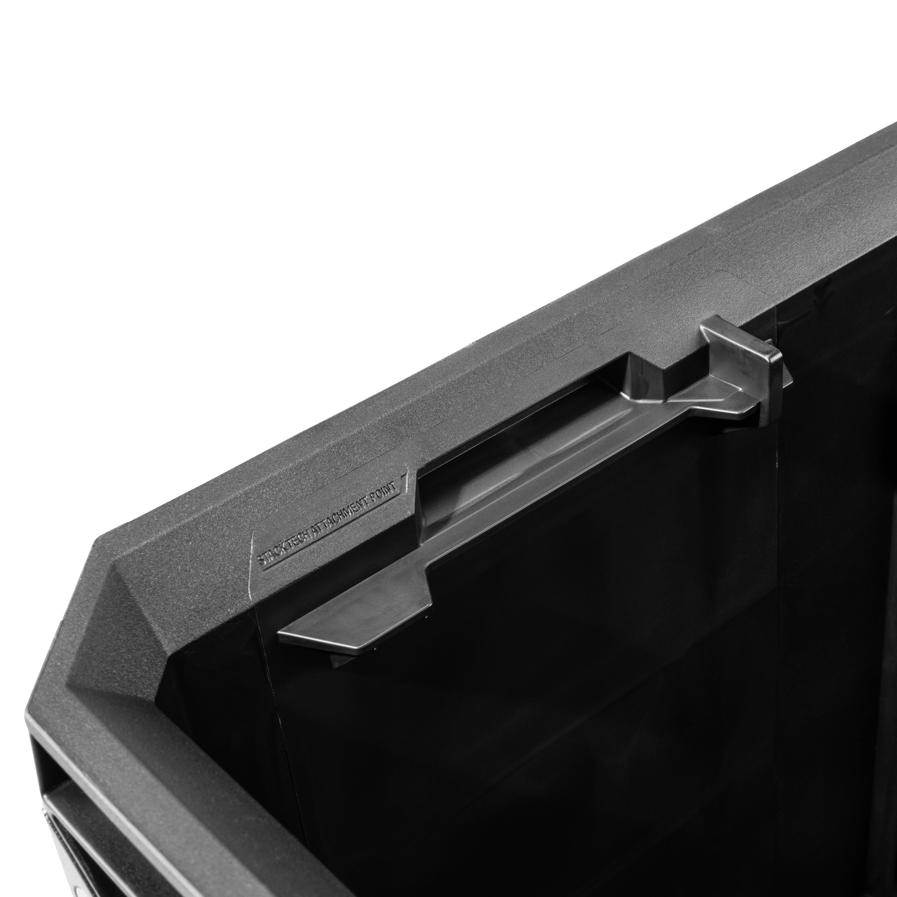 Robuste StackTech Outdoor-Kiste für Camping mit großem Stauraum, schiebeschaltergesteuerter Verriegelung und flexibler Organisation.