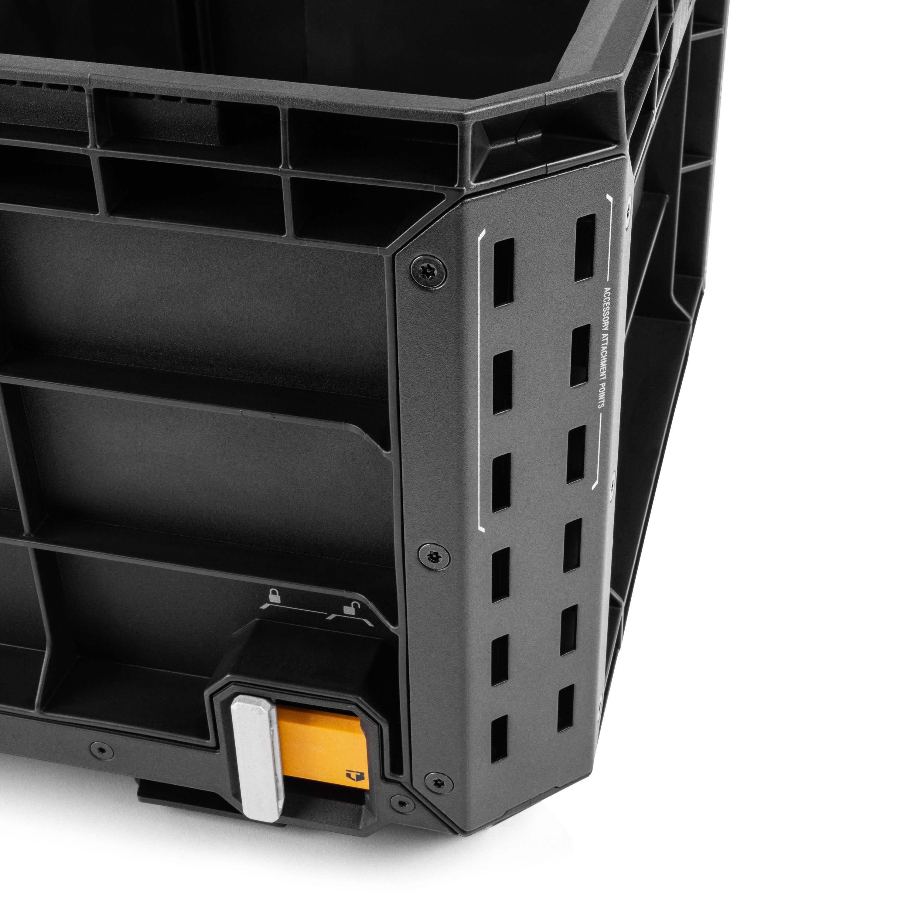 Robuste StackTech Outdoor-Kiste für Camping mit großem Stauraum, schiebeschaltergesteuerter Verriegelung und flexibler Organisation.