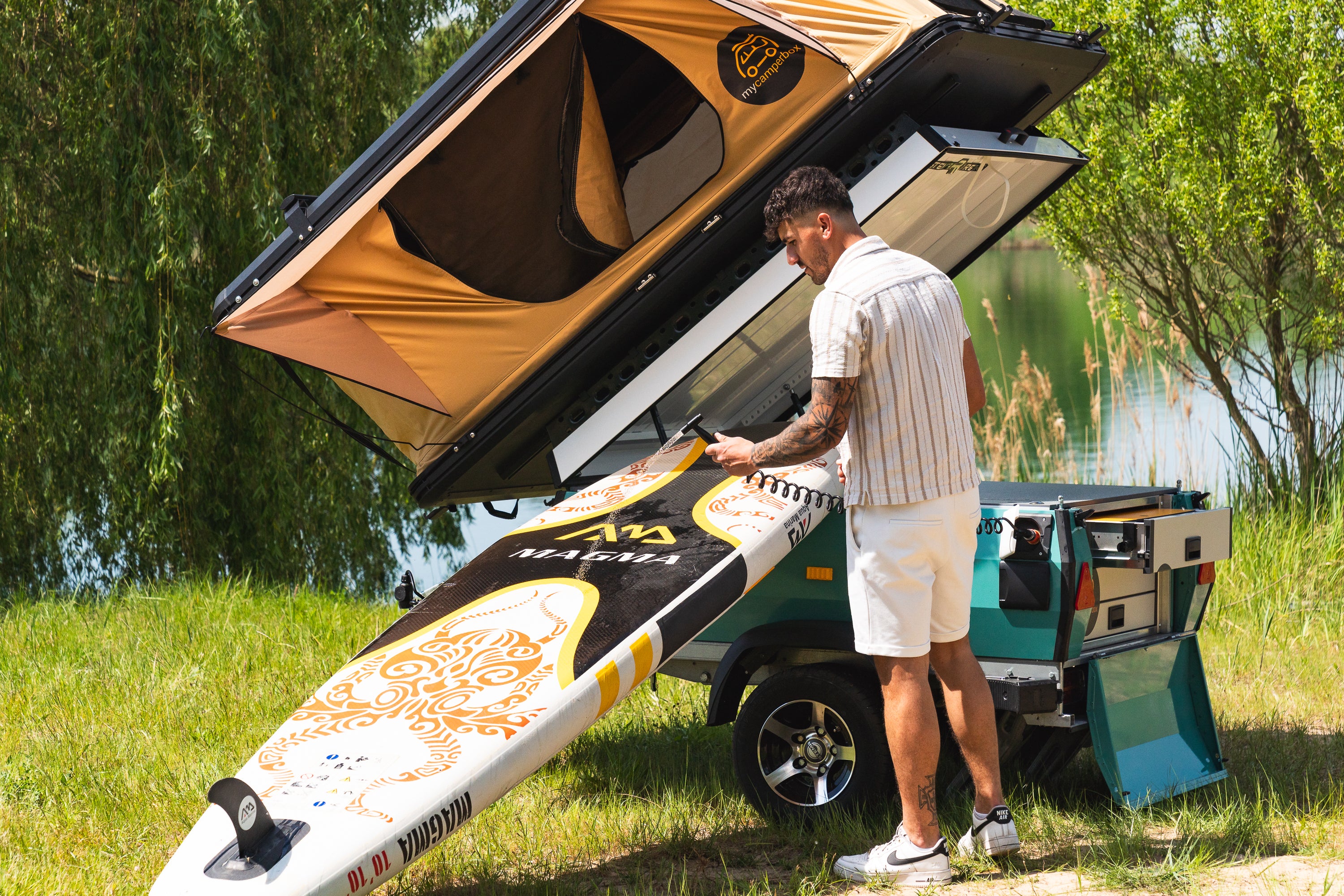 VARIO Comfortliner Anhänger mit Campnest 120 Dachzelt, flexibler Ausstattung und hoher Nutzlast für unvergessliche Outdoor-Abenteuer.