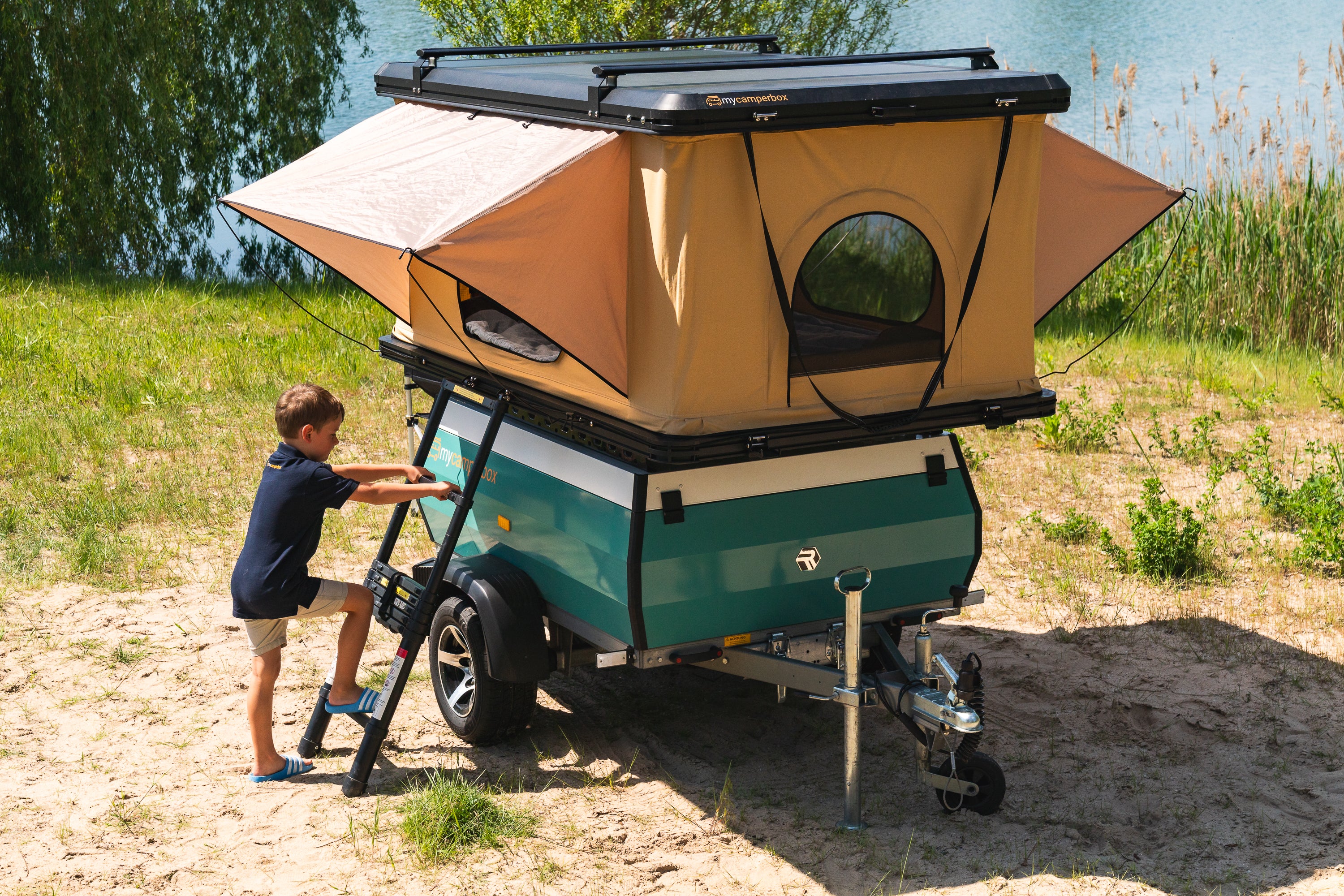 VARIO Comfortliner Anhänger mit Campnest 120 Dachzelt, flexibler Ausstattung und hoher Nutzlast für unvergessliche Outdoor-Abenteuer.