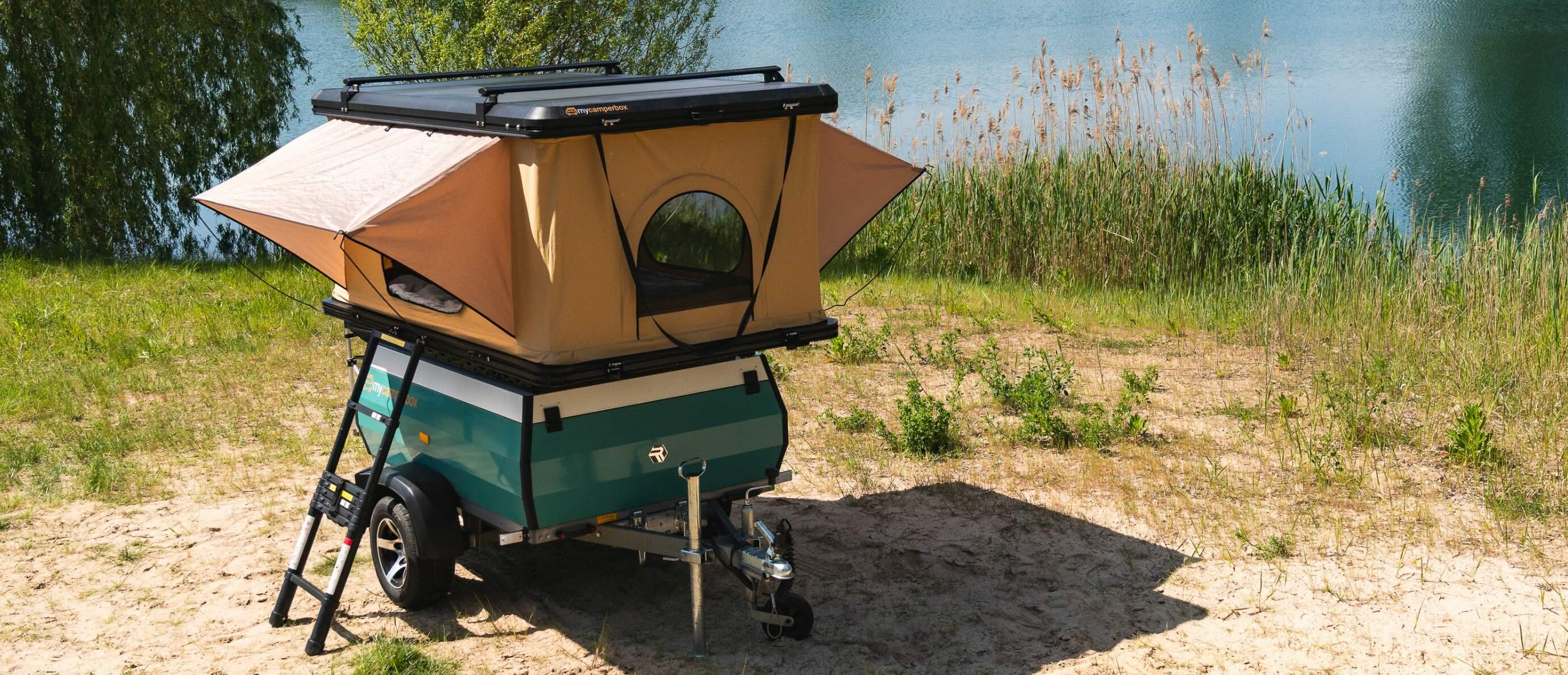 Mini Wohnwagen Anhänger in individueller Farbe mit Dachzelt und Leiter