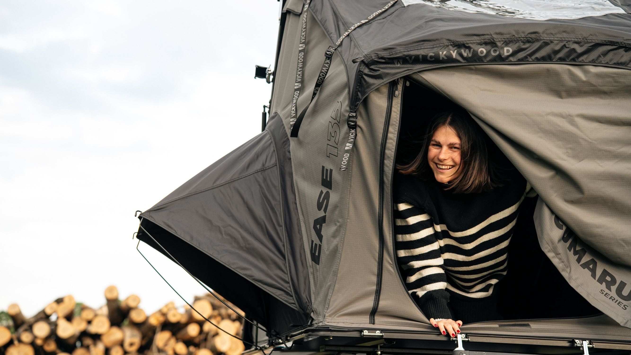 Vickywood Auto-Dachzelt Ease 135 geöffnet mit Campingfan die aus dem Klappdachzelt herausschaut