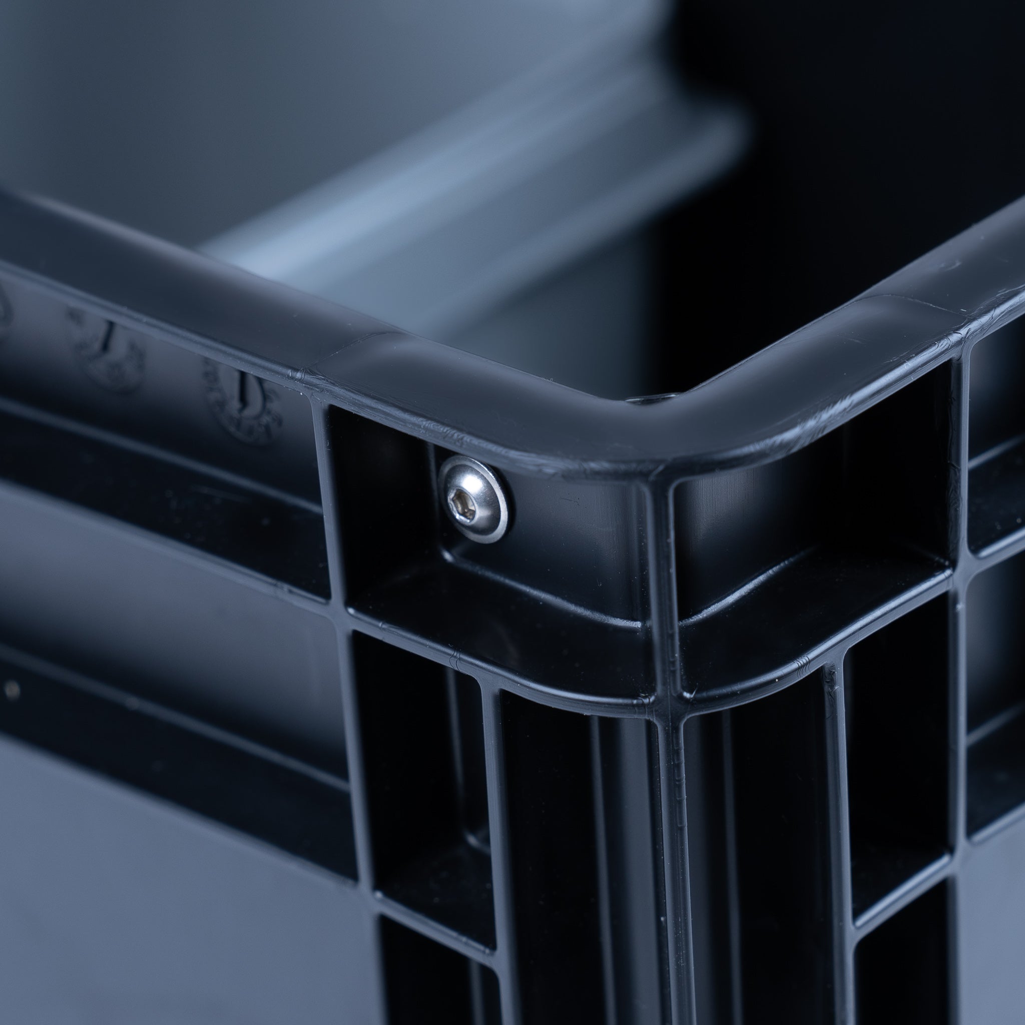 BOXIO WASH: Mobiles, autarkes Waschbecken im Eurobox-Format (40x30x28 cm) mit Handpumpe, 5L Tanks & leichtem Design.