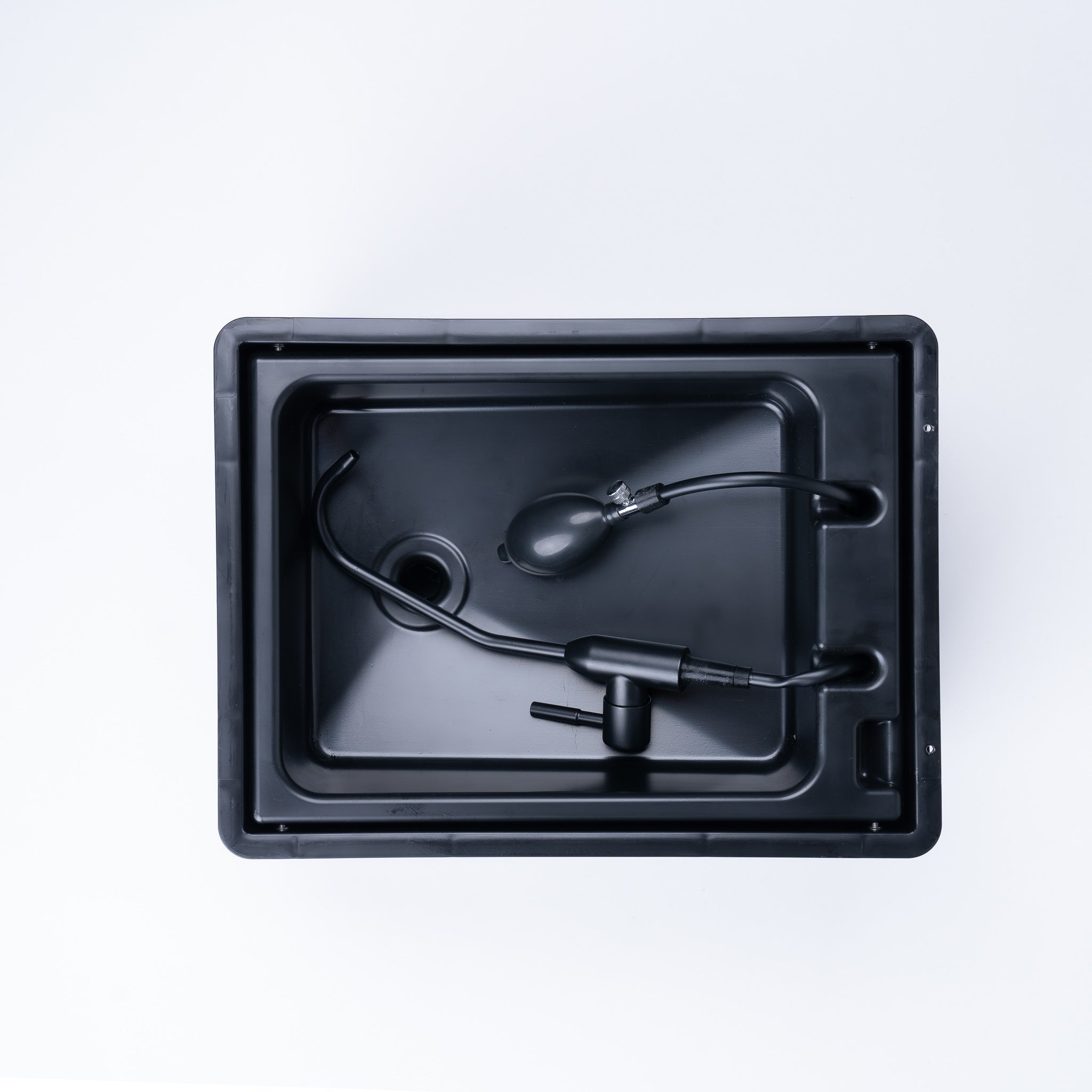 BOXIO WASH: Mobiles, autarkes Waschbecken im Eurobox-Format (40x30x28 cm) mit Handpumpe, 5L Tanks & leichtem Design.