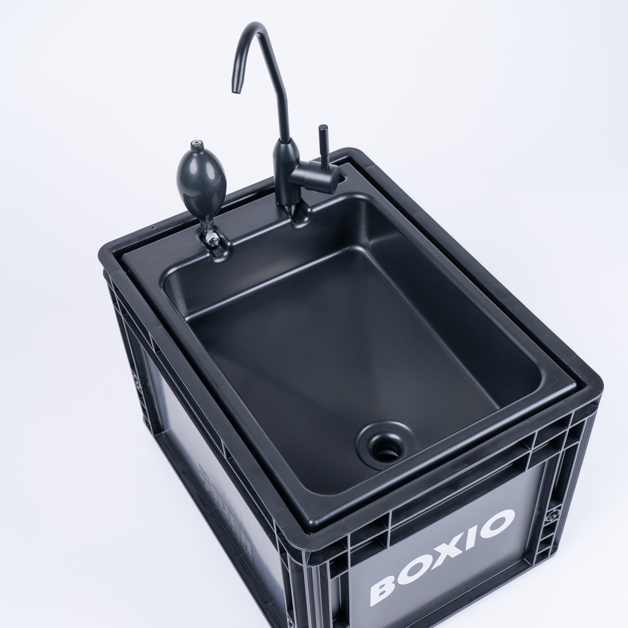 BOXIO WASH: Mobiles, autarkes Waschbecken im Eurobox-Format (40x30x28 cm) mit Handpumpe, 5L Tanks & leichtem Design.