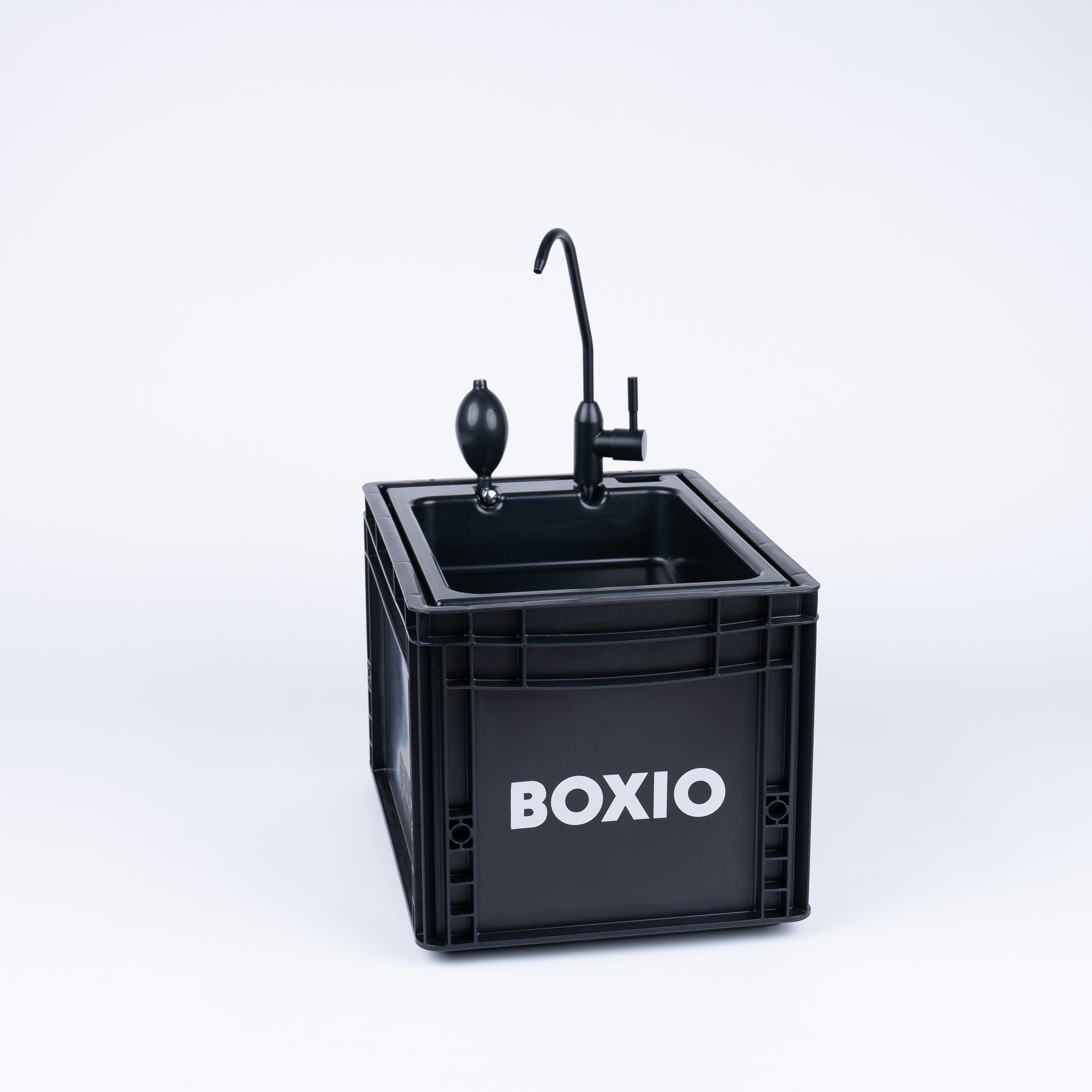 BOXIO WASH: Mobiles, autarkes Waschbecken im Eurobox-Format (40x30x28 cm) mit Handpumpe, 5L Tanks & leichtem Design.