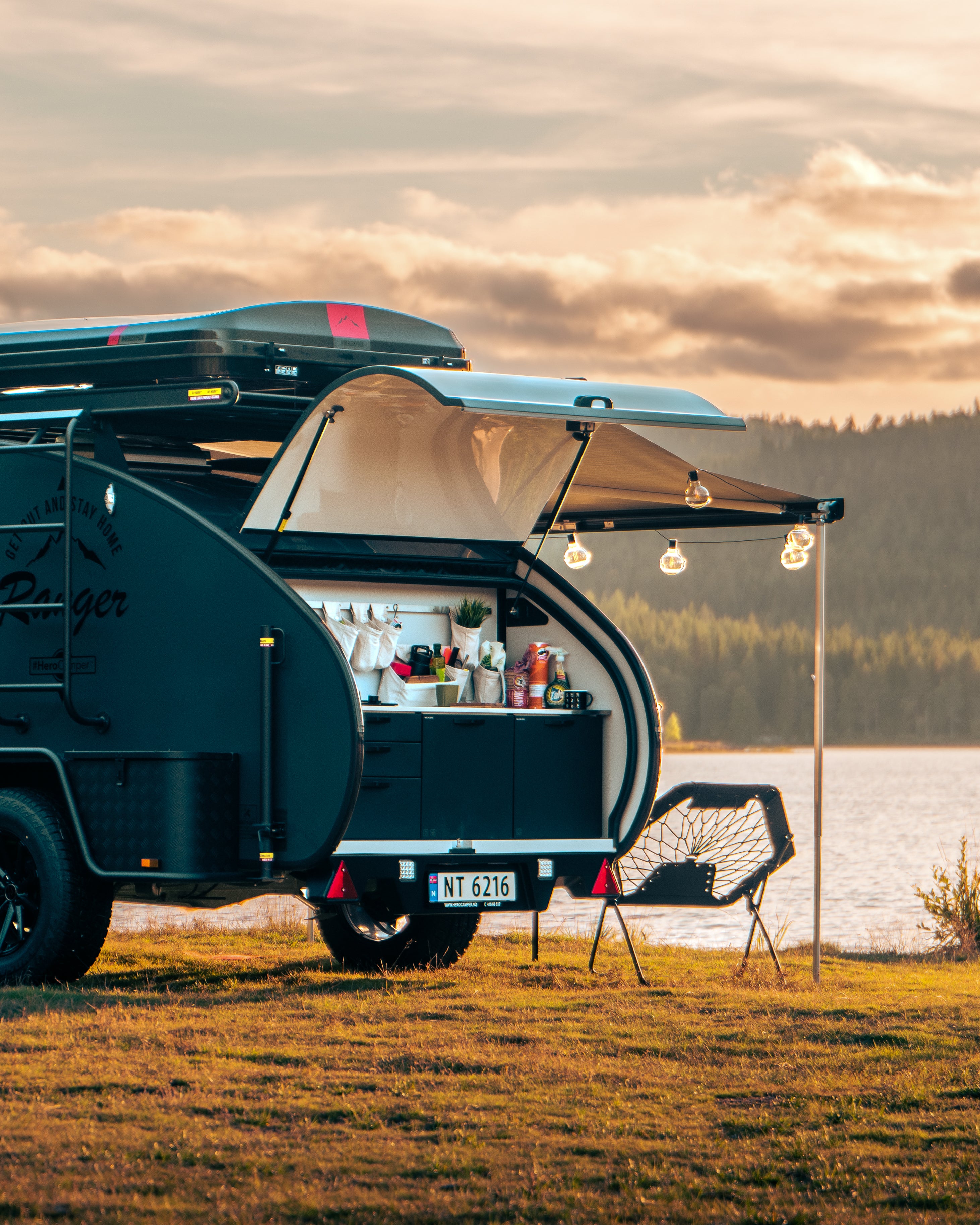 Hero Camper von dänischen Designern – isolierter, warmer Rückzugsort für Outdoor-Abenteuer mit Solarpanel, Kompressor Kühlbox und Offroad-Ausstattung.