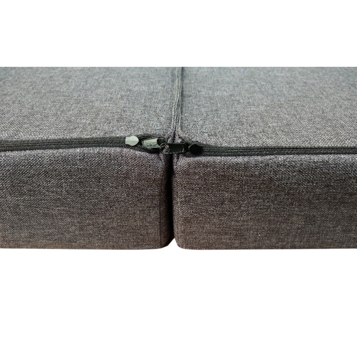 Das Universal Bettsystem verwandelt alle VW Mini-Van (T4-7, Caddy, ID. BUZZ) blitzschnell in einen komfortablen Camper. Dank der durchdachten Konstruktion passt das Schlafsystem in den Kofferraum, ohne die Sitzreihen auszubauen. Mit einer großzügigen Liegefläche über die gesamte Fahrzeugbreite und optionalem Zubehör wird jede Reise zum puren Vergnügen. Egal ob mit oder ohne Sitze: Das Universal Bettsystem überzeugt durch einfache Handhabung, Komfort und Erweiterungsmöglichkeiten – für deinen perfekten Campi