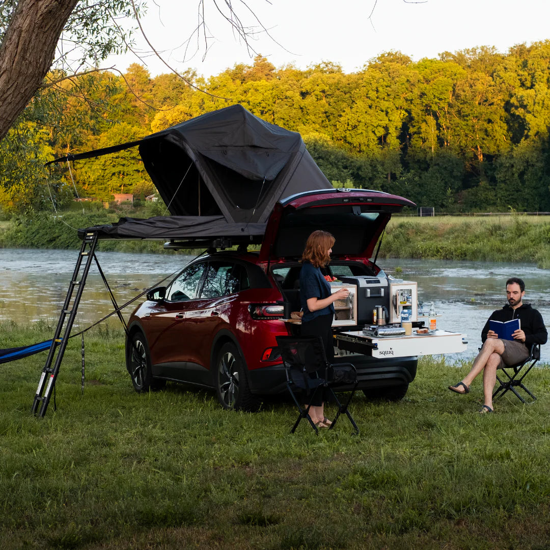 squiq Traveler compact – Campingbox und Kofferraumauszug für kleine Kombis