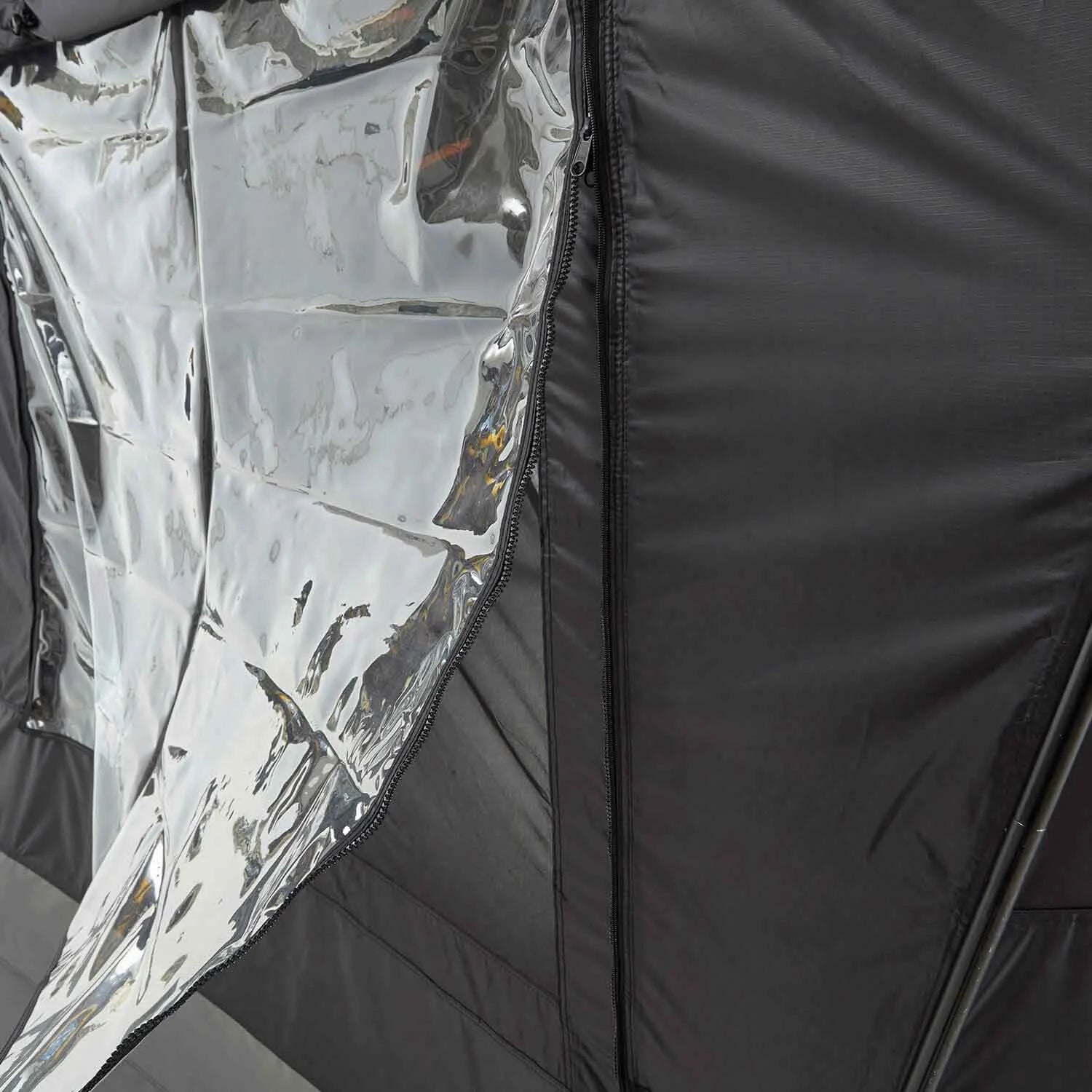 Vorzelt für MIGHTY OAK LIGHT: geräumiger Vorraum, wettergeschützt, mit Moskitonetzen und PVC-Fenstern. Passend für Fahrzeuge (200–220 cm), kompakt verpackt.