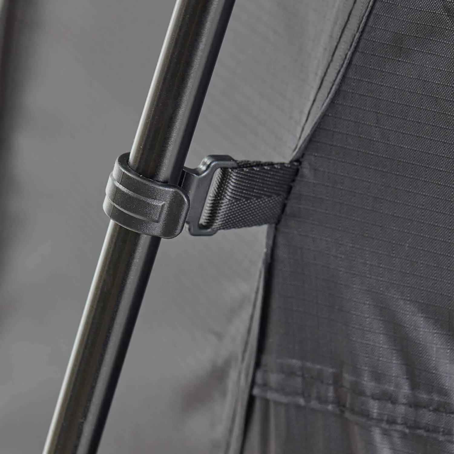 Vorzelt für MIGHTY OAK LIGHT: geräumiger Vorraum, wettergeschützt, mit Moskitonetzen und PVC-Fenstern. Passend für Fahrzeuge (200–220 cm), kompakt verpackt.