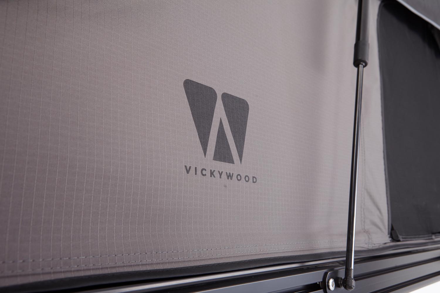 Flaches Alu-Dachzelt CUMARU LIGHT 152: schneller Aufbau, recycelter Stoff, Memory Foam Matratze, LED-Licht, Platz für 2 Personen.