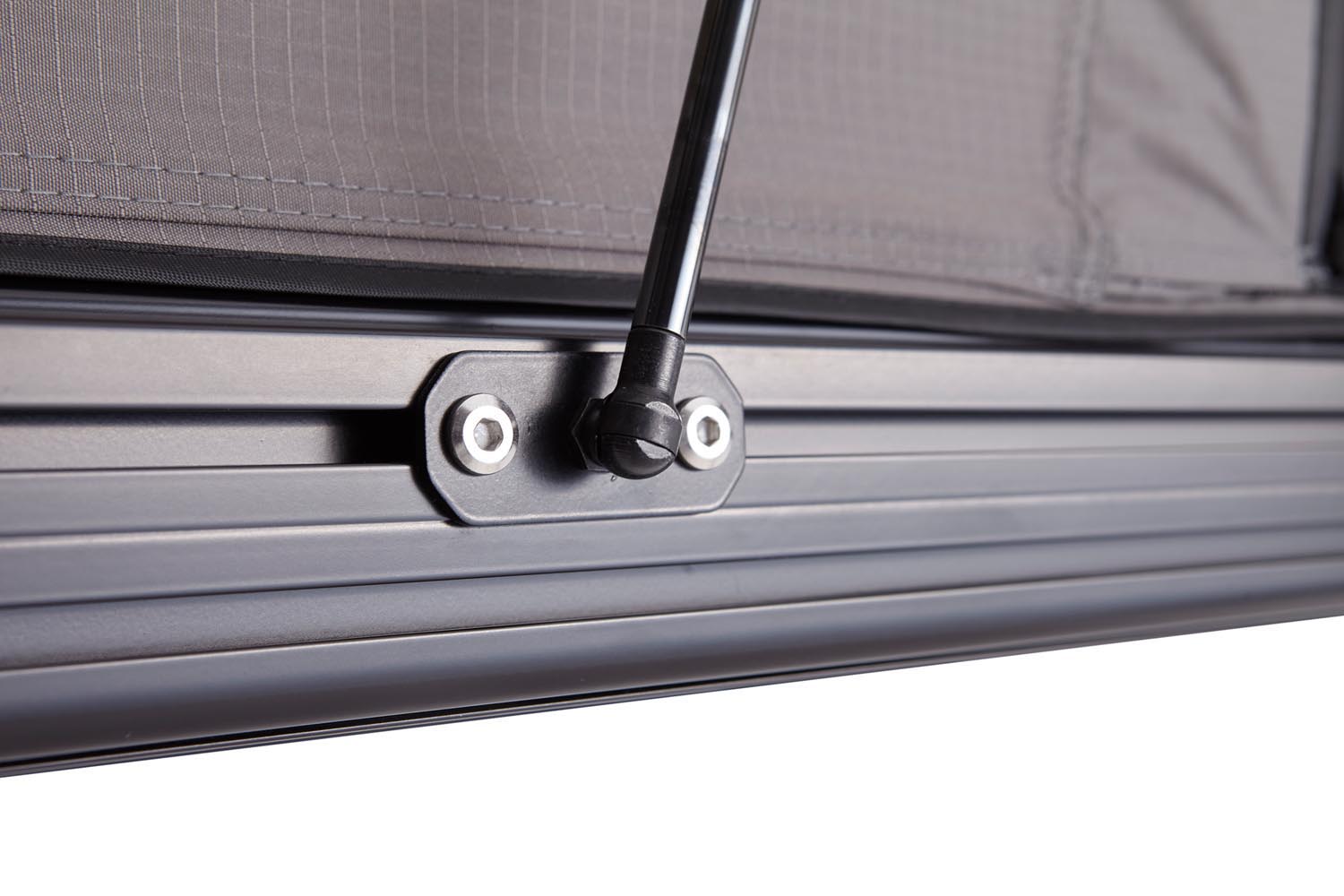 Flaches Alu-Dachzelt CUMARU LIGHT 152: schneller Aufbau, recycelter Stoff, Memory Foam Matratze, LED-Licht, Platz für 2 Personen.