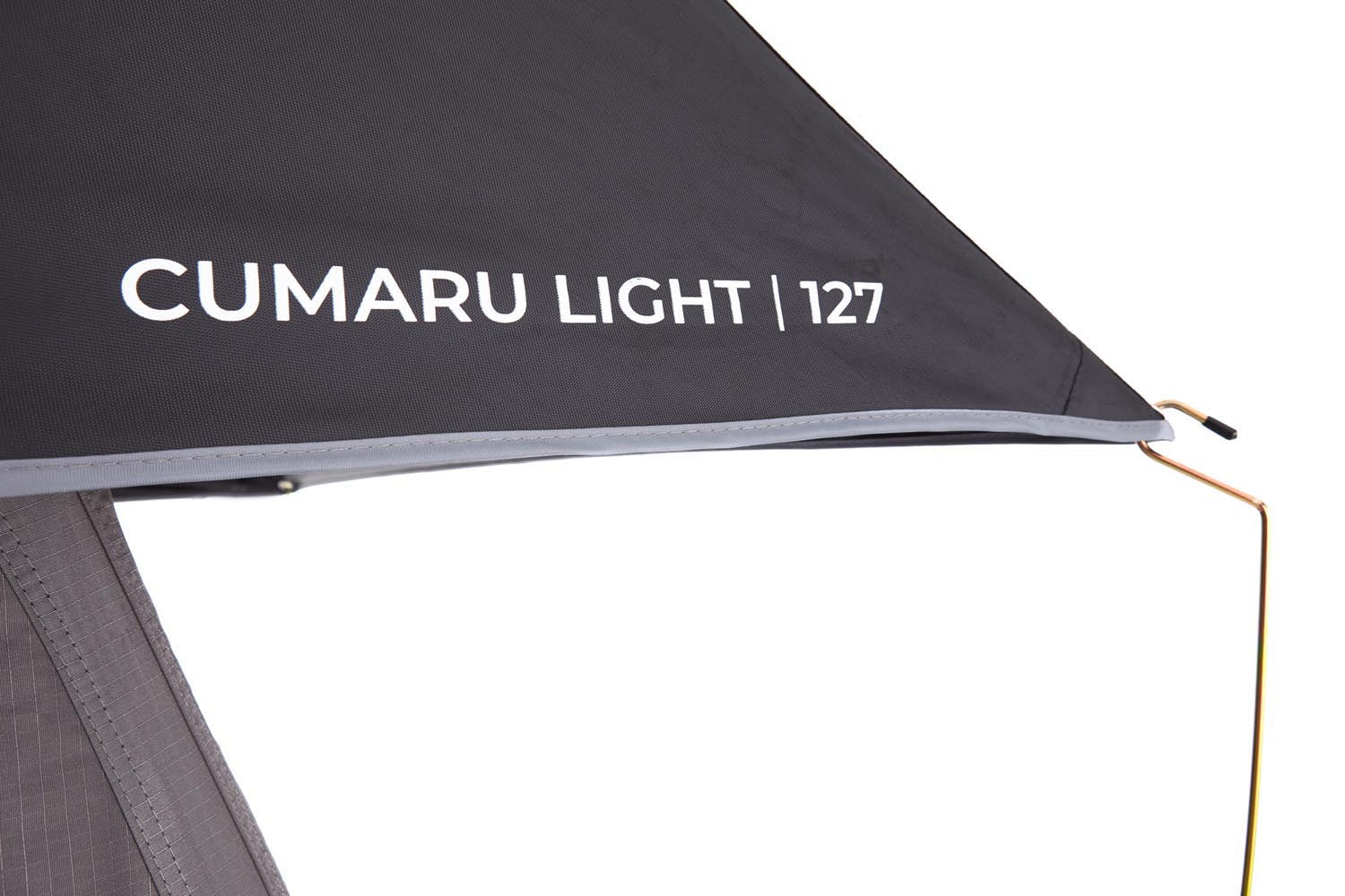 Flaches Alu-Hartschalen-Dachzelt CUMARU LIGHT, schneller Aufbau in 2 Min., recycelter Stoff, Memory Foam Matratze, LED-Licht.