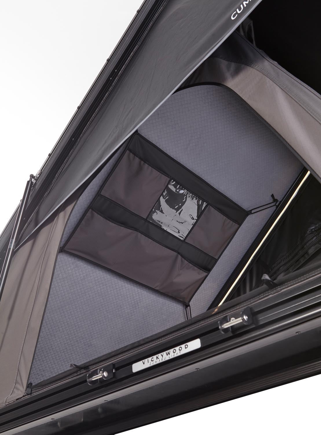 Flaches Alu-Dachzelt CUMARU LIGHT 152: schneller Aufbau, recycelter Stoff, Memory Foam Matratze, LED-Licht, Platz für 2 Personen.