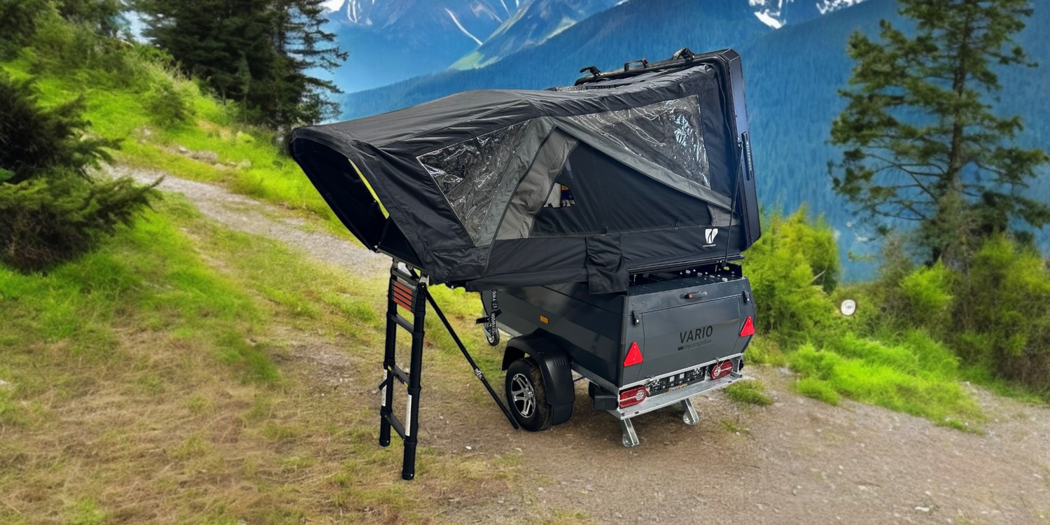 Der Mini Camper VARIO mit Teak Alu Hybrid Dachzelt – kompakter, vielseitiger Anhänger mit robustem Metalldeckel, Dachreling und stilvollem Dachzelt für flexible Campingabenteuer in jeder Umgebung.