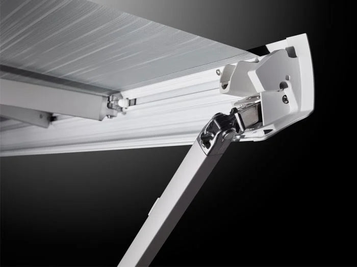 Thule Omnistor 5200 Markise in Anthrazit mit grauer Dachverkleidung für Hero Camper. 250 cm Ausrolllänge, Schutz vor Sonne und Regen, mit Ablaufsystem und vertikalen Stützbeinen.