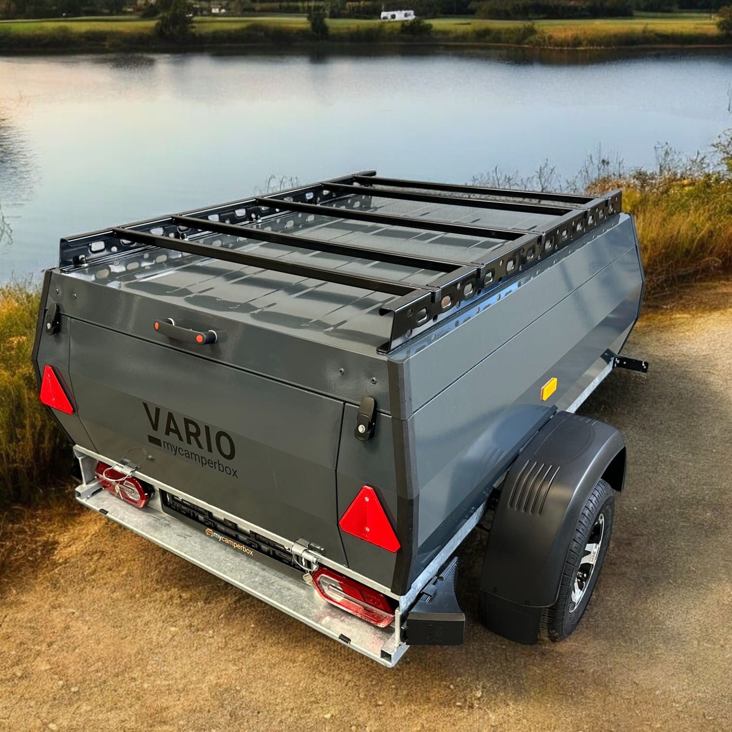 VARIO Cargoliner Anhänger mit personalisierbarer Farbe, 720L Ladevolumen, und flexibler Ausstattung für Outdoor-Abenteuer.