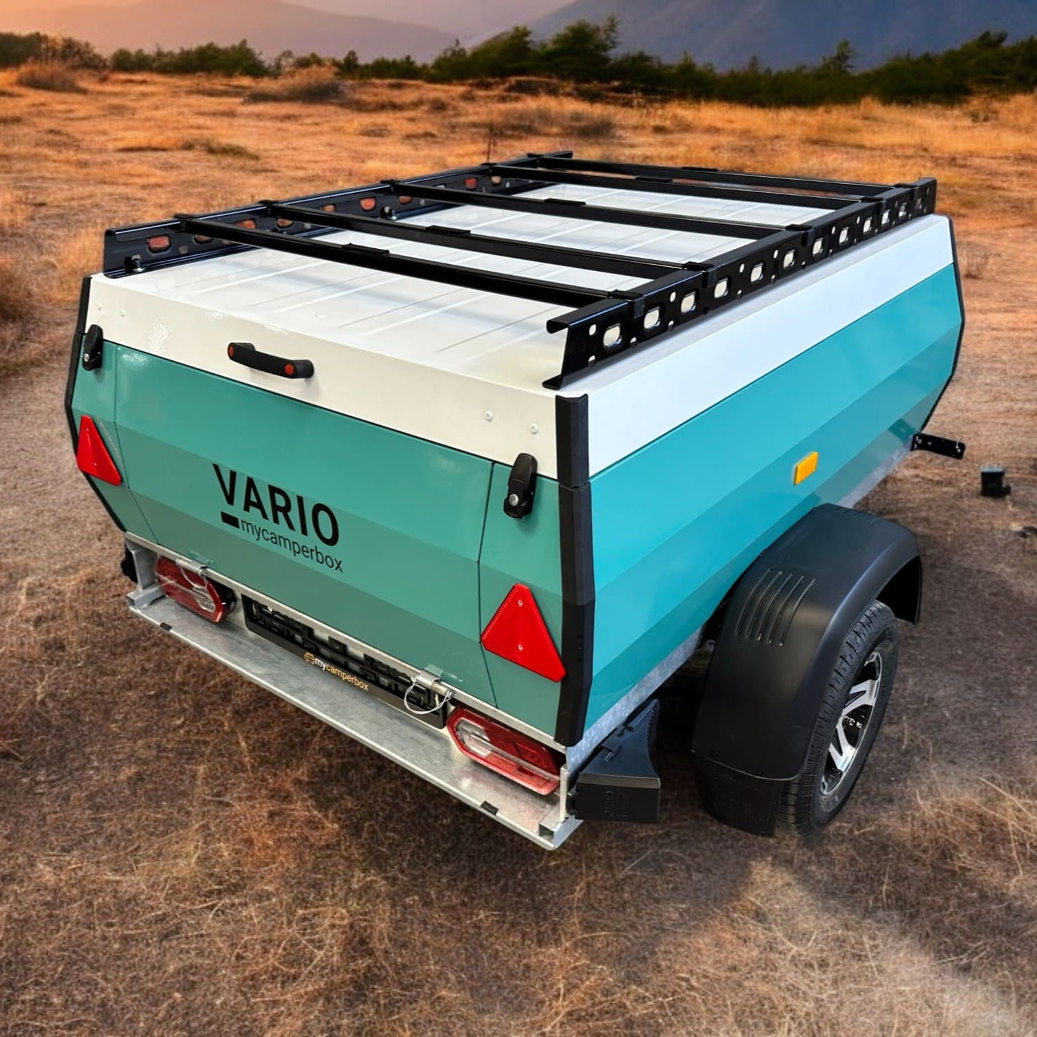 VARIO Cargoliner Anhänger mit personalisierbarer Farbe, 720L Ladevolumen, und flexibler Ausstattung für Outdoor-Abenteuer.