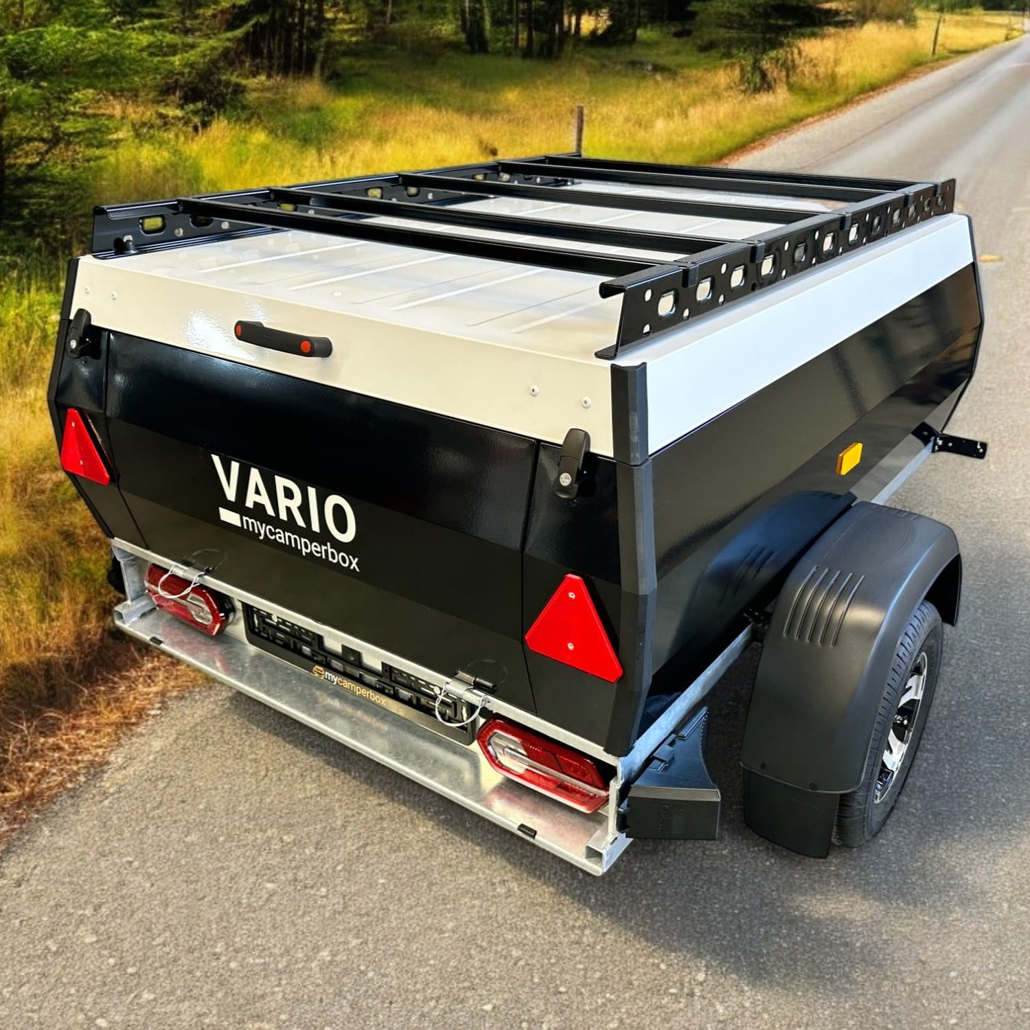 VARIO Cargoliner Anhänger mit personalisierbarer Farbe, 720L Ladevolumen, und flexibler Ausstattung für Outdoor-Abenteuer.
