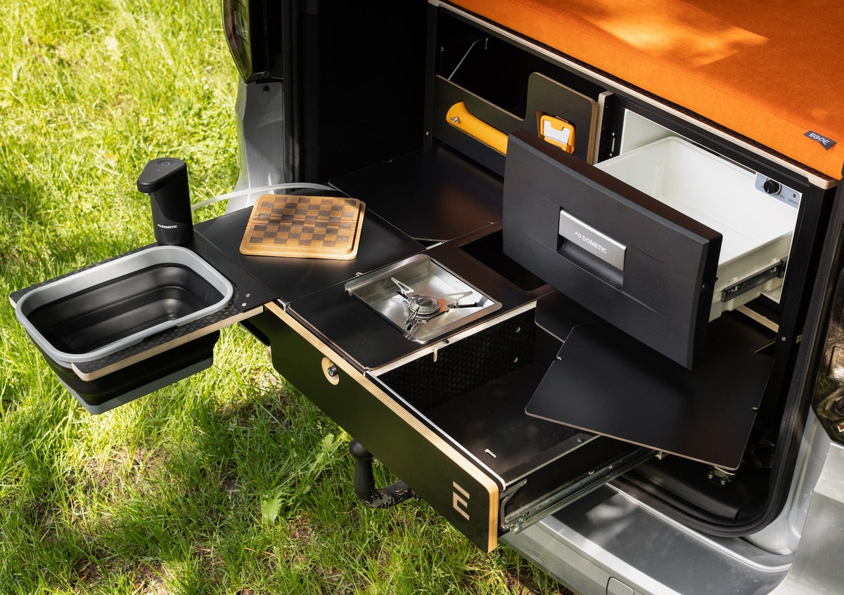 EGOE Nestbox M Komplettset – Campingbox mit Küche, Kühlschrank-Platz & Bett