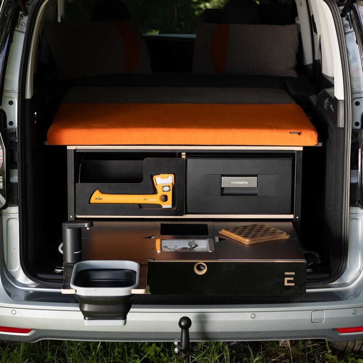 EGOE Nestbox M Komplettset – Campingbox mit Küche, Kühlschrank-Platz & Bett
