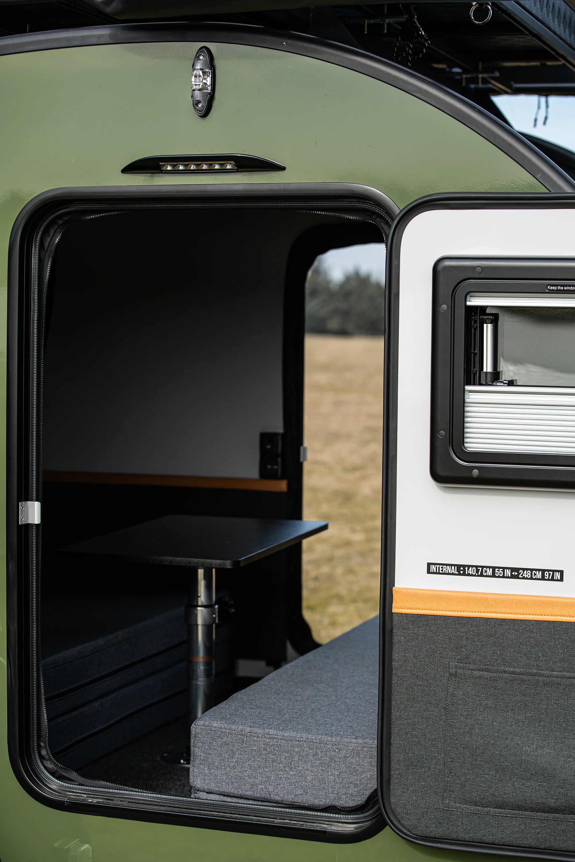 HeroLounge Tisch und Sitzgelegenheit