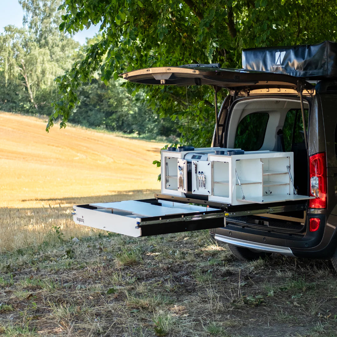 squiq Traveler max – Campingbox und Kofferraumauszug für Vans